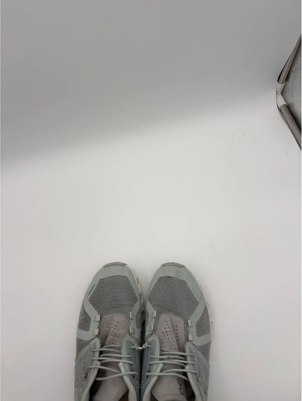 On Cloud Running Shoes Mens 8 Light Blue / Gray Athletic Sneakers On Cloud